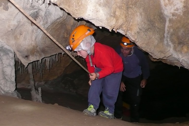 “Espeleolotxiki”, an exciting trip into the past at the Arrikrutz caves with the ULMA foundation