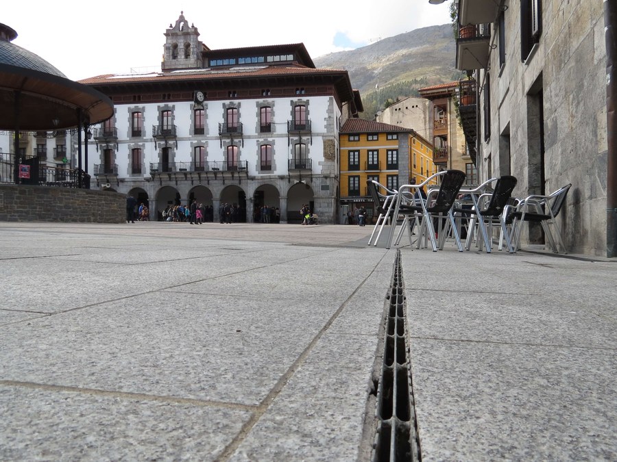GROOVED GRID IN THE MAIN SQUARE OF AZPEITIA: AESTHETICS AND PREVENTION