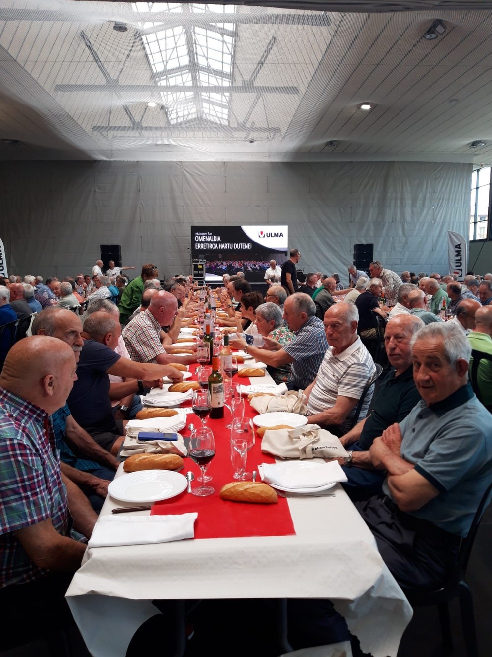 The lunch organized by ULMA took place in the Zubikoa Sportscentre.