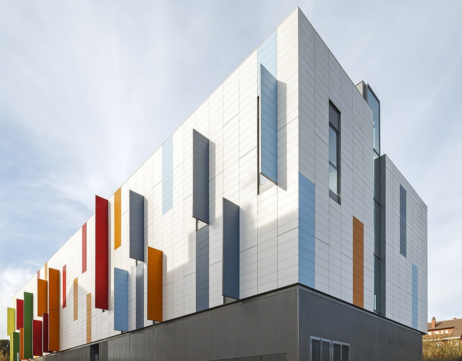 MOLLET POLICE STATION COLOURED AND MADE ENERGETICALLY EFFICIENT WITH ULMA VENTILATED FAÇADE