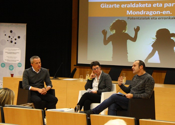 ULMA Group President, Raúl García, participates in the first round table at the Basque Inter-University Cooperative Congress