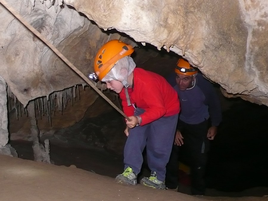 “Espeleolotxiki”, un emocionante viaje al pasado en las cuevas de Arrikrutz de la mano de la Fundación ULMA
