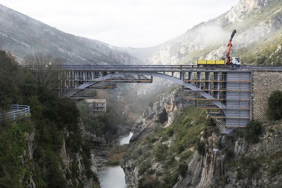 50.000 kg. de andamio BRIO para la reparación del puente sobre el Río Esera