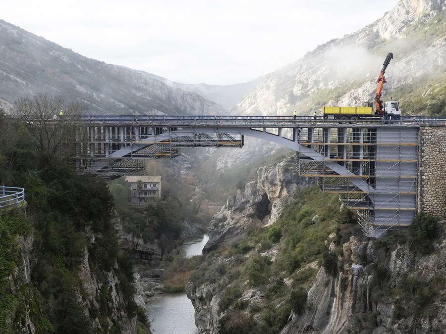 50.000 kg. de andamio BRIO para la reparación del puente sobre el Río Esera