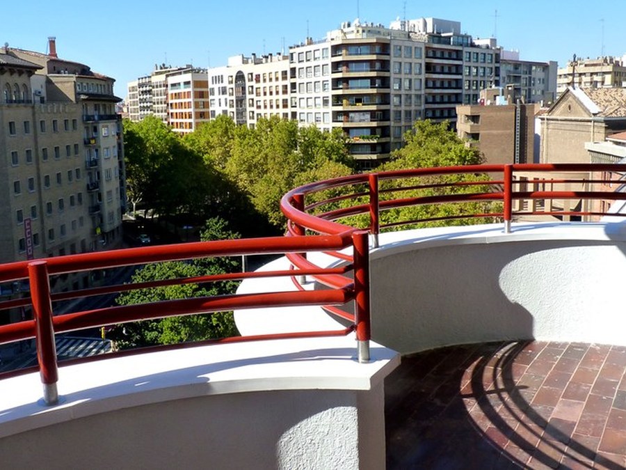 Albardilla con curvatura especial para una rehabilitación residencial en Zaragoza