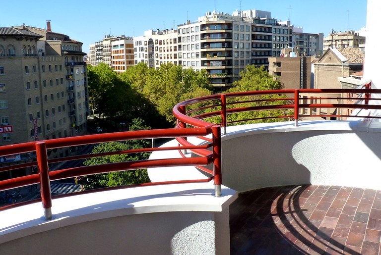 Albardilla con curvatura especial para una rehabilitación residencial en Zaragoza