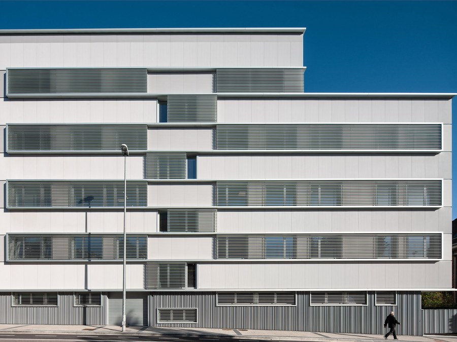 Cómo conseguimos una fachada blanca pero dinámica, Centro de Salud en Aiete, San Sebastián.
