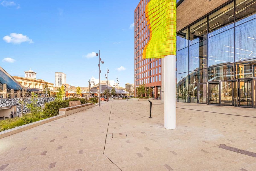 Drenaje discreto que respeta el diseño urbano en Reading, Reino Unido