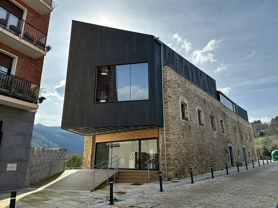 Nueva vida para Oxinburu: fachada ventilada de ULMA con sistema K-SLAT