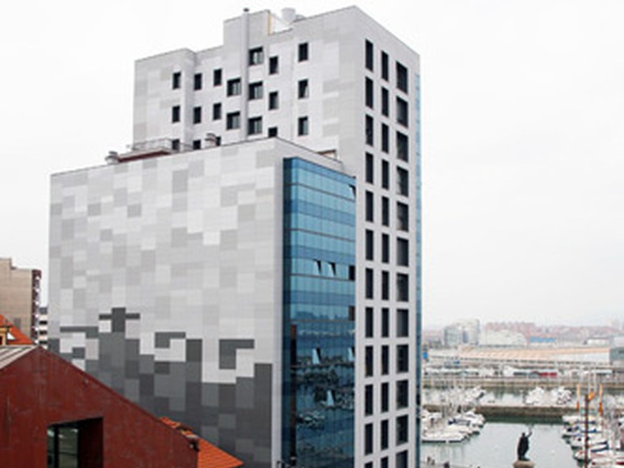 Rehabilitación emblemática en Gijón en fachada ventilada de hormigón polímero ULMA