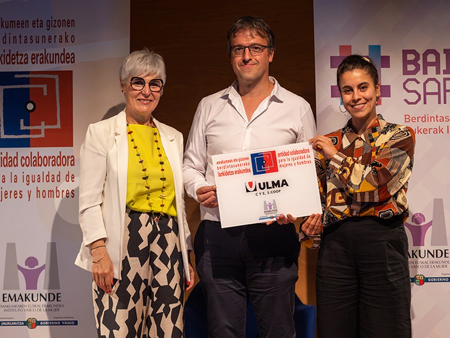 ULMA Construction recibe la placa de reconocimiento de “Entidad Colaboradora para la Igualdad de Mujeres y Hombres” otorgado por EMAKUNDE