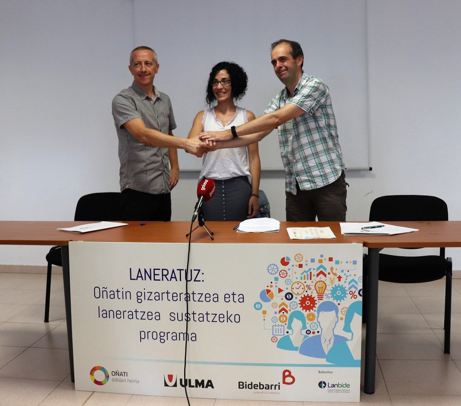 ULMA, el Ayuntamiento de Oñati y la empresa de inserción laboral Bidebarri han firmado un convenio para el desarrollo del  programa “Laneratuz”
