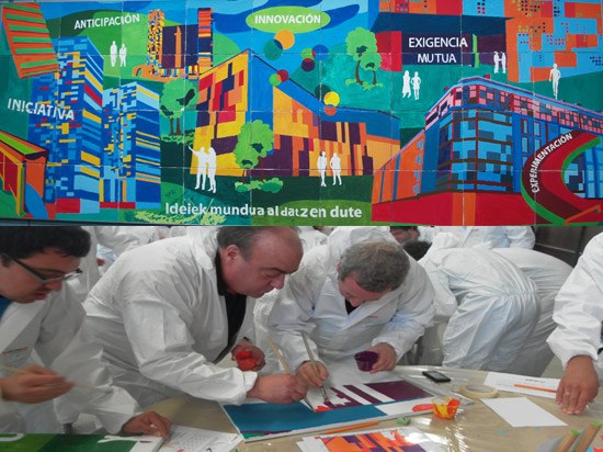 ULMA Hormigón Polímero participa en una actividad de trabajo en equipo: pintar un lienzo gigante
