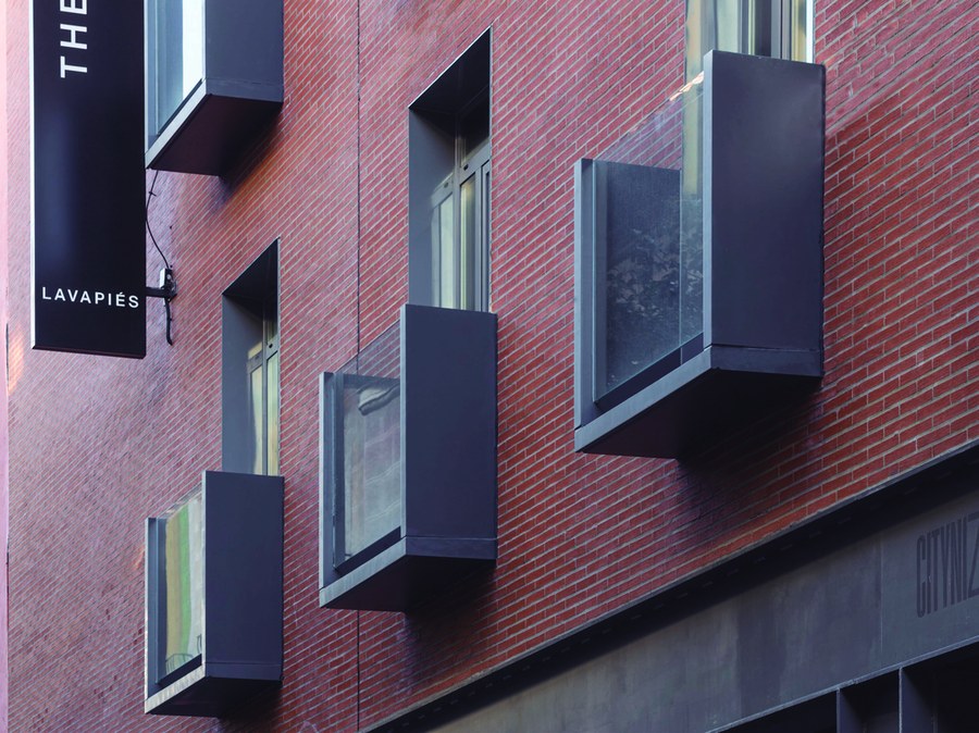 Aurrez fabrikatutako balkoi modernoa Madrileko CENTRAL HOUSE ostaturako